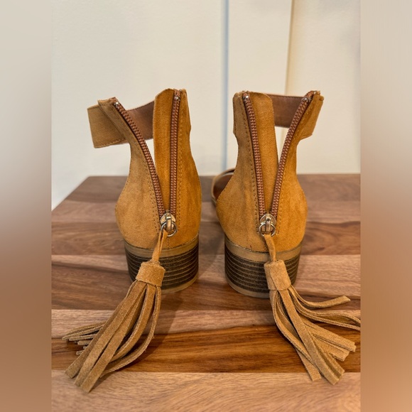 🫶🏽Price reduction🫶🏽 Rock & Candy Tasseled Leather Sandals, size 7.5 - Picture 3 of 9